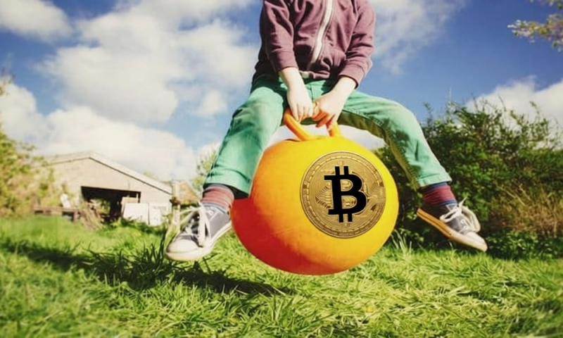 Биткоин отскочил на 7% после падения, но крипторынок остается под давлением